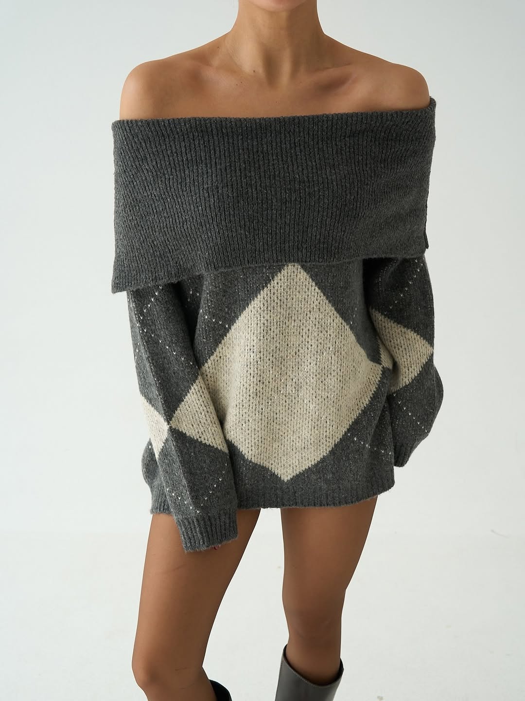 Off-Shoulder Argyle Knit Jumper in Antrasit