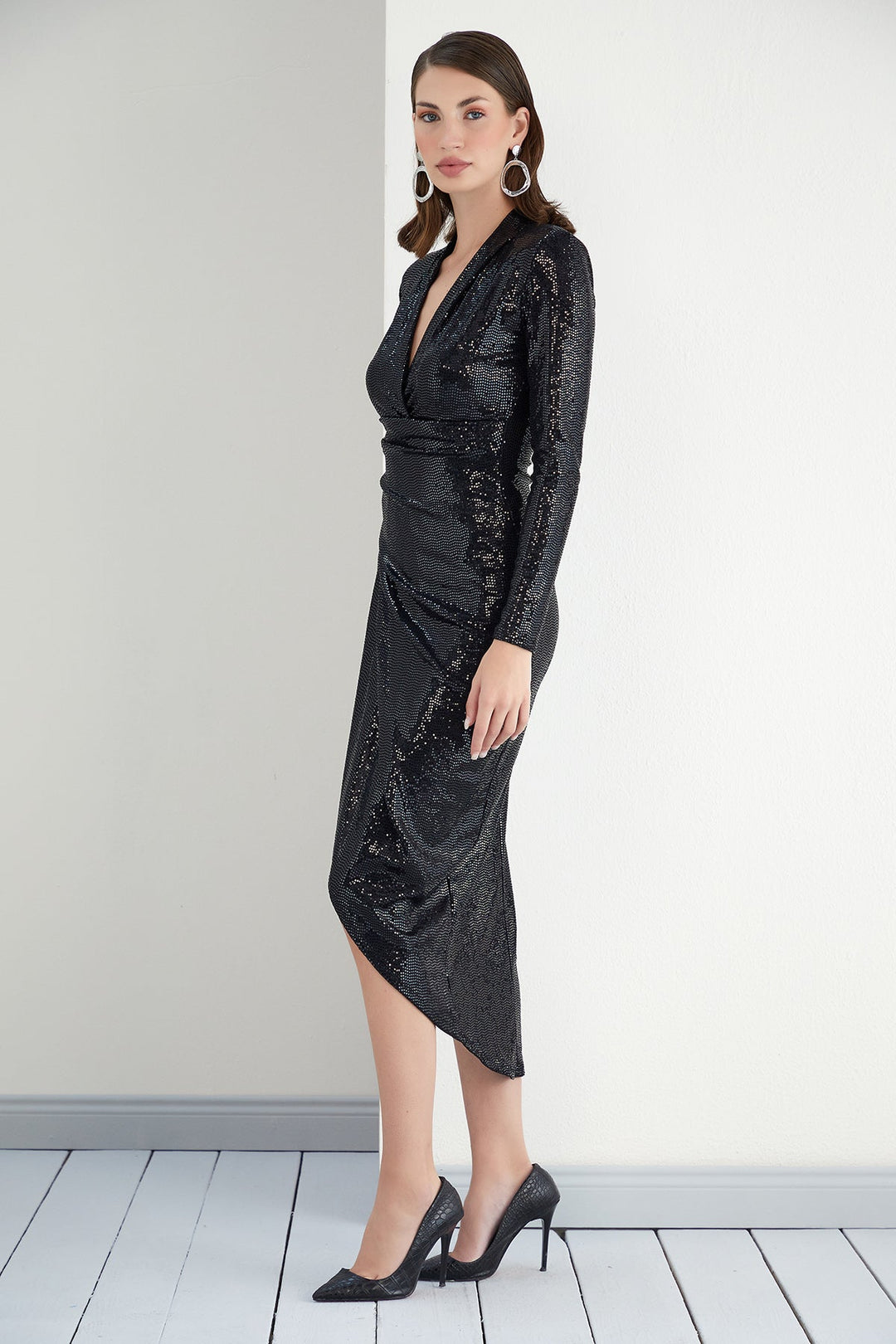 Glimmering Sequin Midi Dress in Black - jqwholesale.com