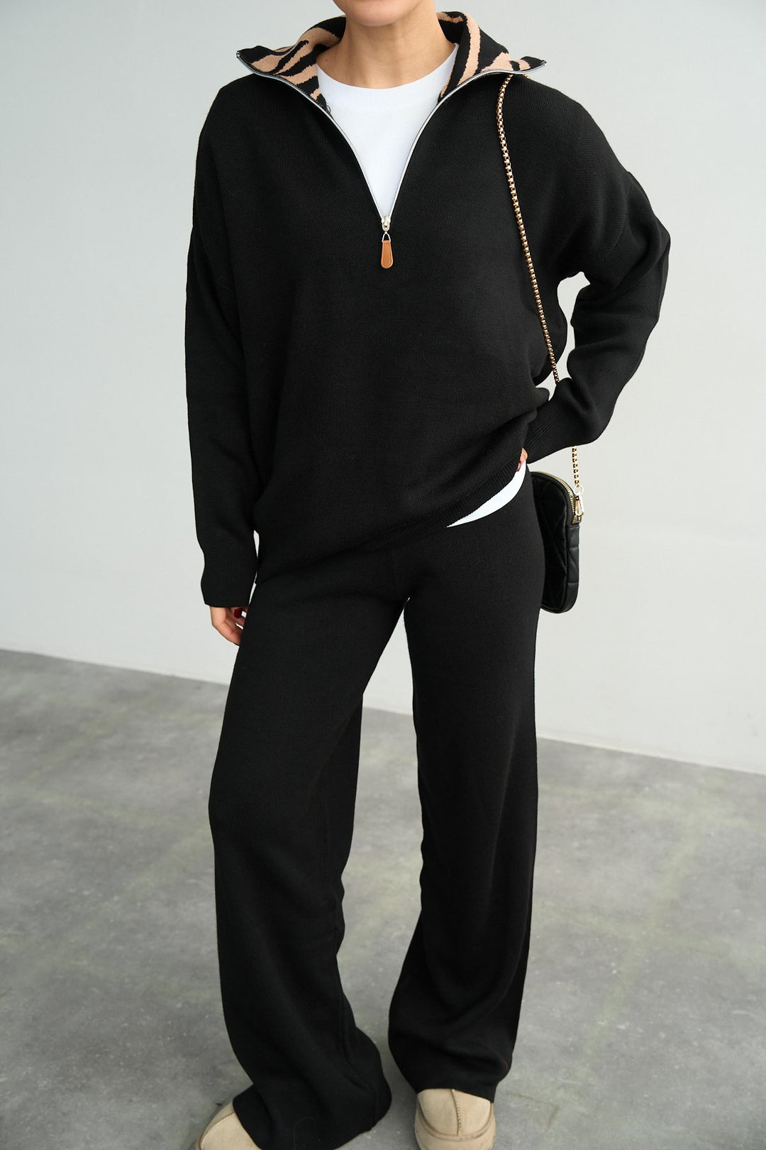 Half-Zip Relaxed Knit Jumper with Contrast Collar – Black