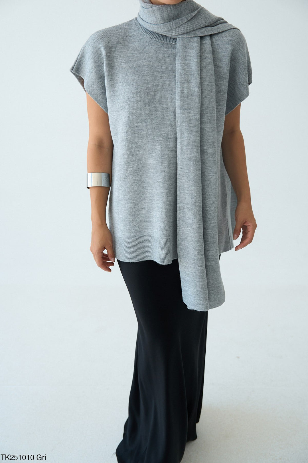 Sleeveless Knit Jumper with Matching Scarf in Light Grey